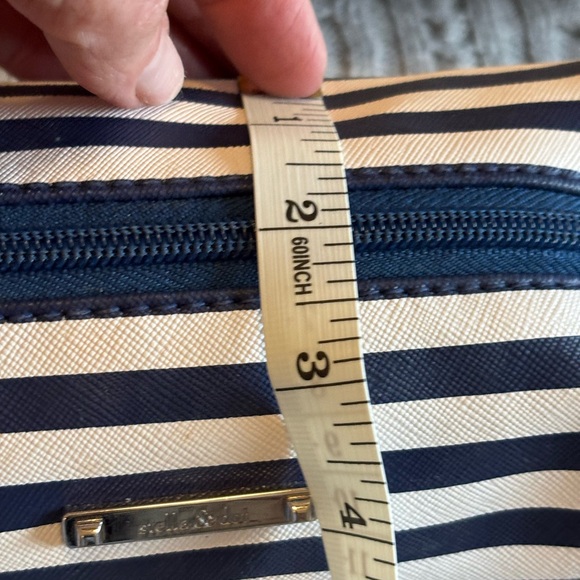 Stella&Dot Navy and White Striped Cosmetic Bag
BEST BUY EVER❤️❤️. - Picture 5 of 10